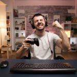 pov-di-un-giovane-felice-che-celebra-la-sua-vittoria-sul-gioco-sparatutto-online-utilizzando-il-controller-wireless